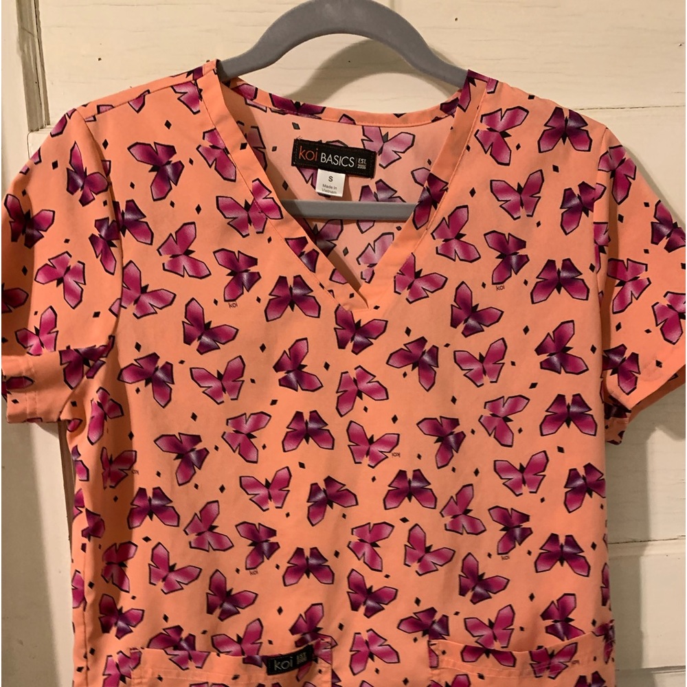 Koi Basics scrub top size small